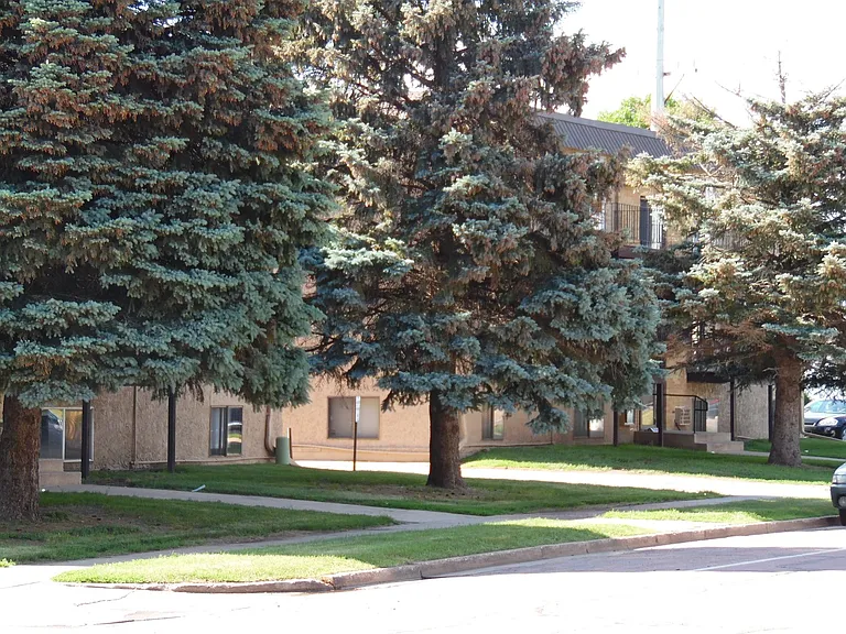 Arnold's Park Apartments — Photo 24