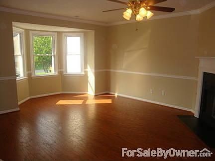 LIVING ROOM : SPACIOUS, LOTS OF LIGHT AND ALL FRESHLY PAINTED