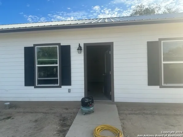 1102 POPLAR ST, Jourdanton, TX 78026