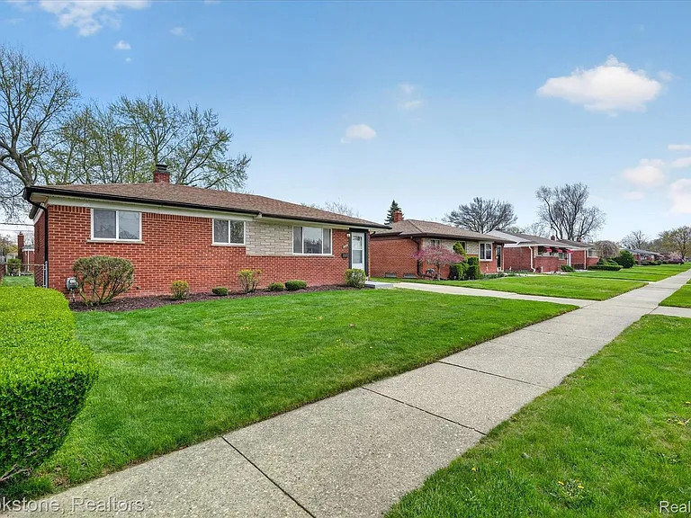 30428 Iroquois Dr — Photo 2