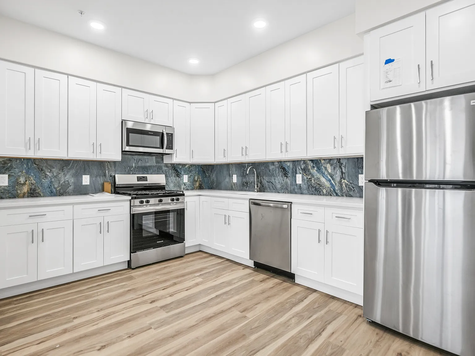 2 bed, 950 sqft, $2,700 — Photo 3
