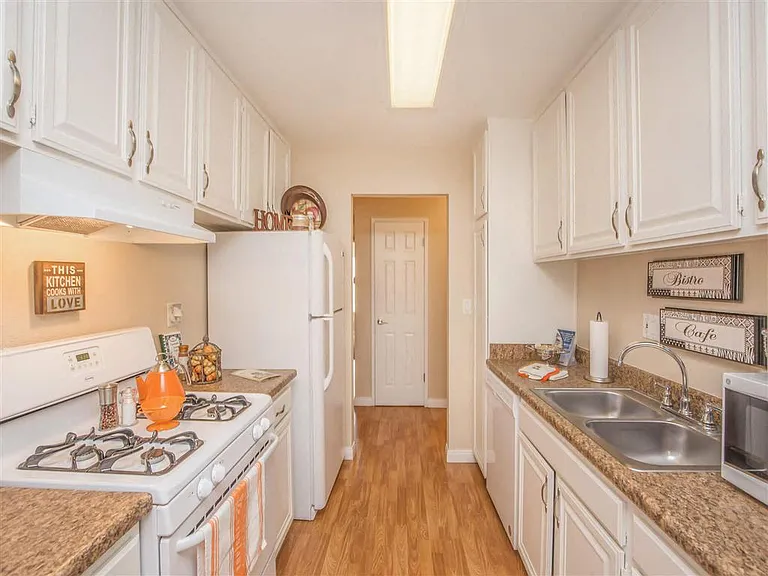 La Veta Grand Apartments — Photo 34