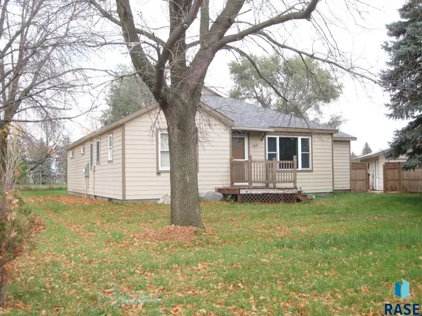 1012 E 8th St, Dell Rapids, SD 57022