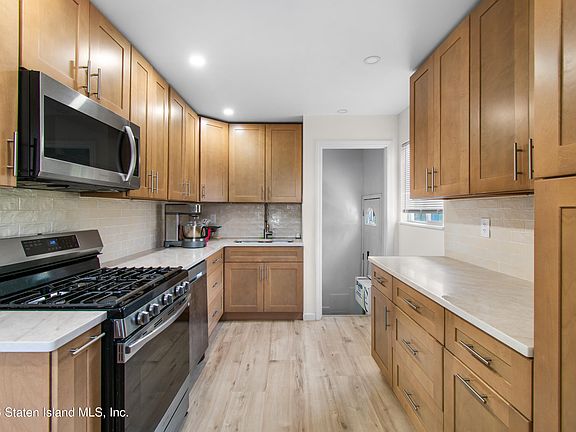 5th image of 229 Graves St