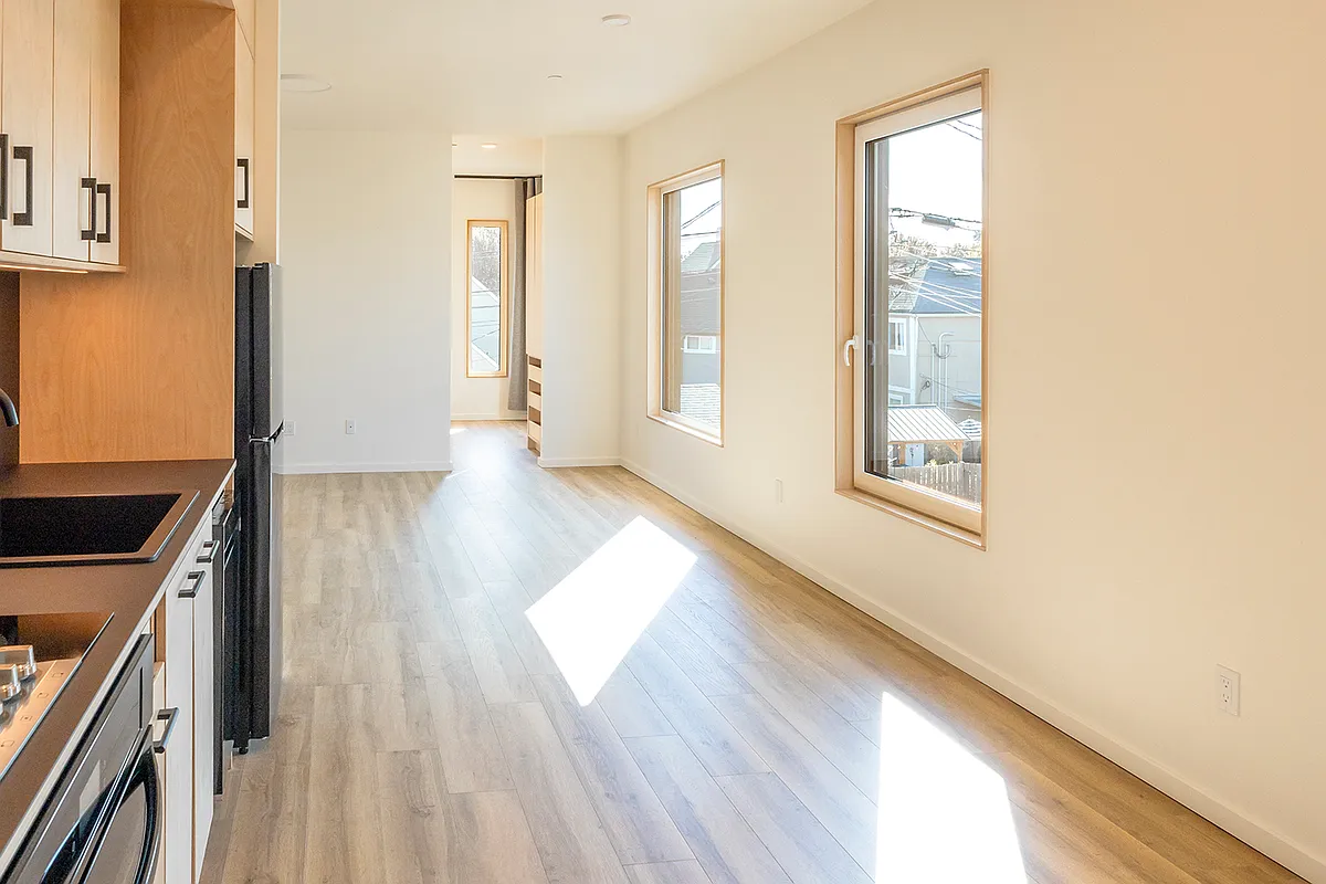 Building Photo - 1614 6th Ave #201