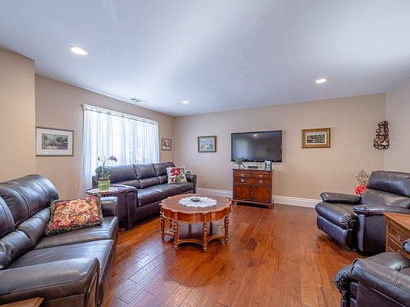 5th image of 11797 Essen Ln