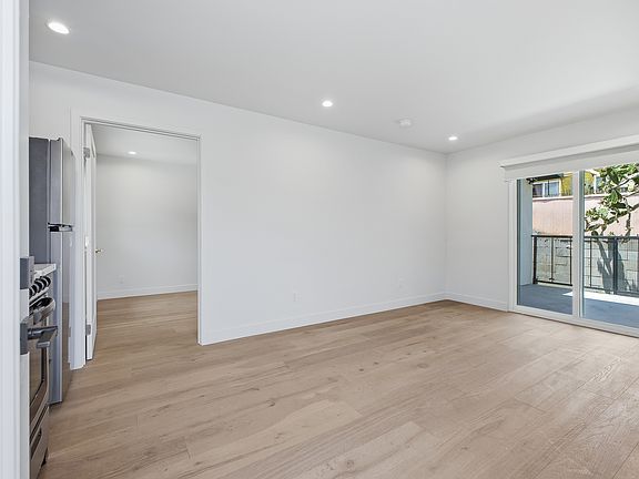 3rd image of 1429 Edgecliffe Dr #3/4