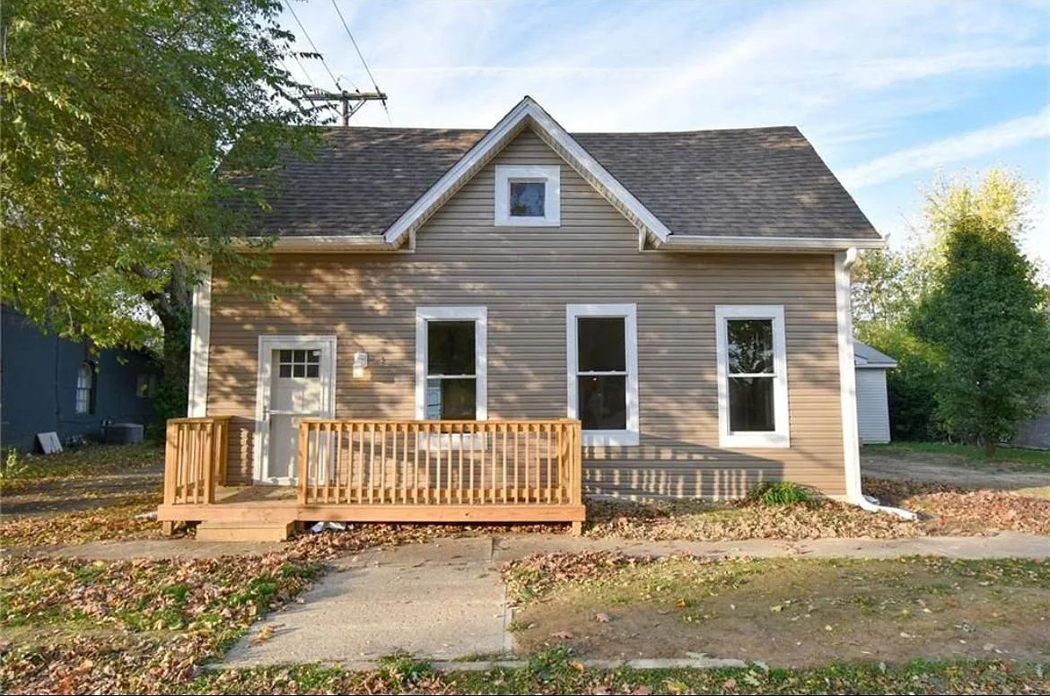 2 bed, 1.0 bath, 1340 sqft, $1,395 — Photo 1