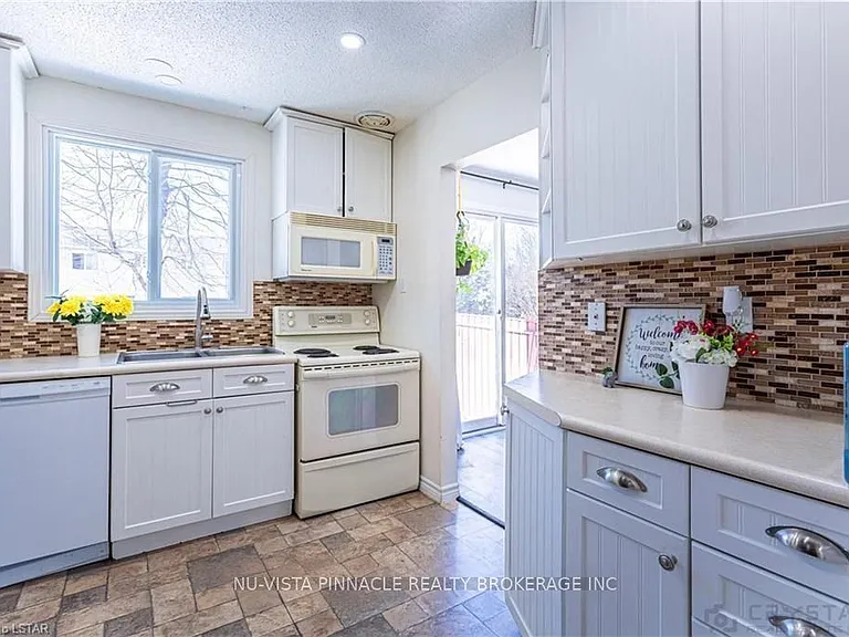 7 Ranchwood Cres — Photo 9