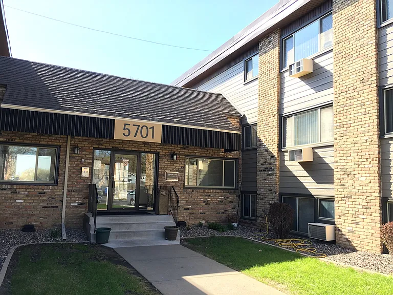 Moore Lake Apartments — Photo 26