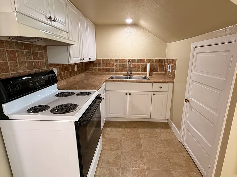 1218 E Queen Ave #2 — Photo 9