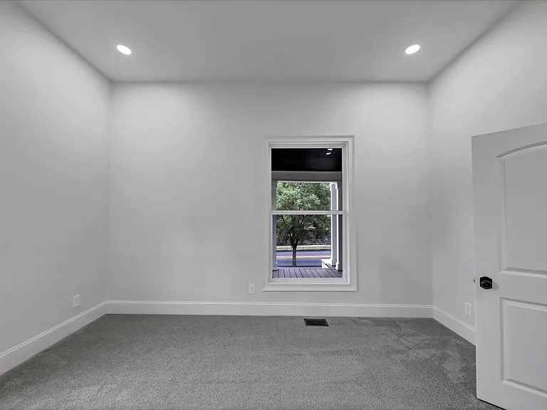 212 S Broad St SW — Photo 5