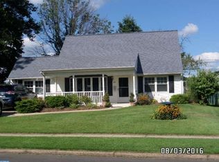 32 Pine Needle Rd, Levittown, PA 19056