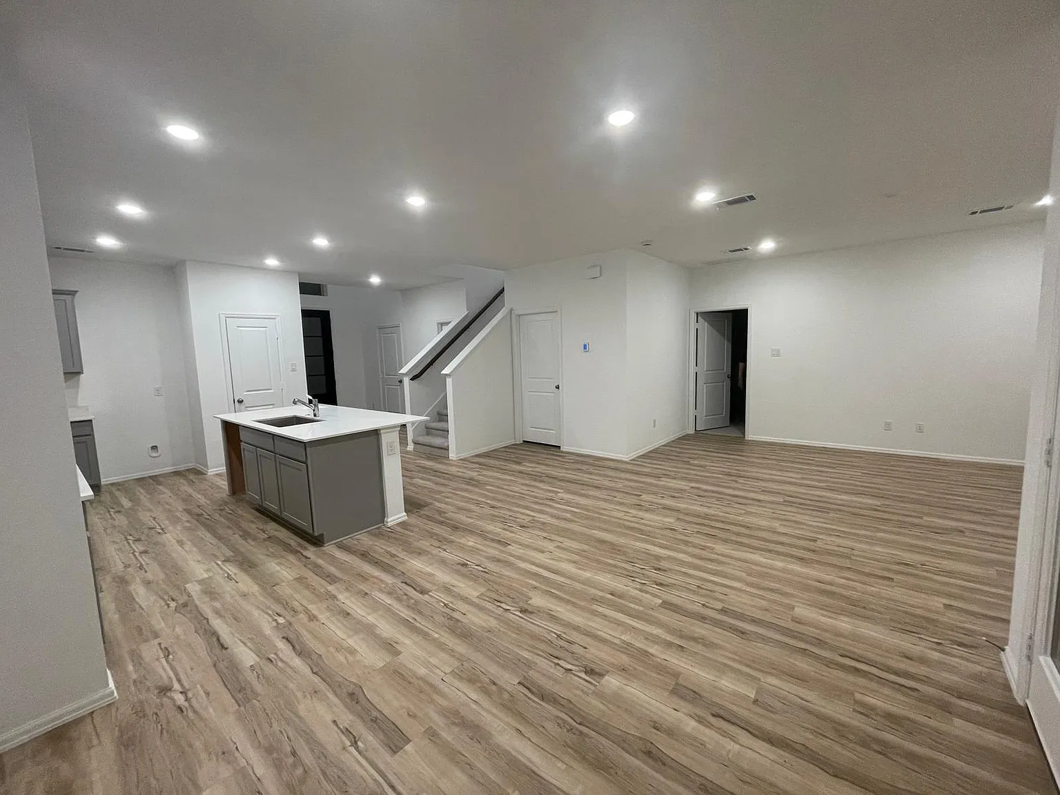 4 bed, 2.5 bath, 2314 sqft, $2,600 — Photo 4