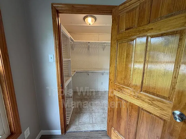 810 Saint Anthony Ln — Photo 33