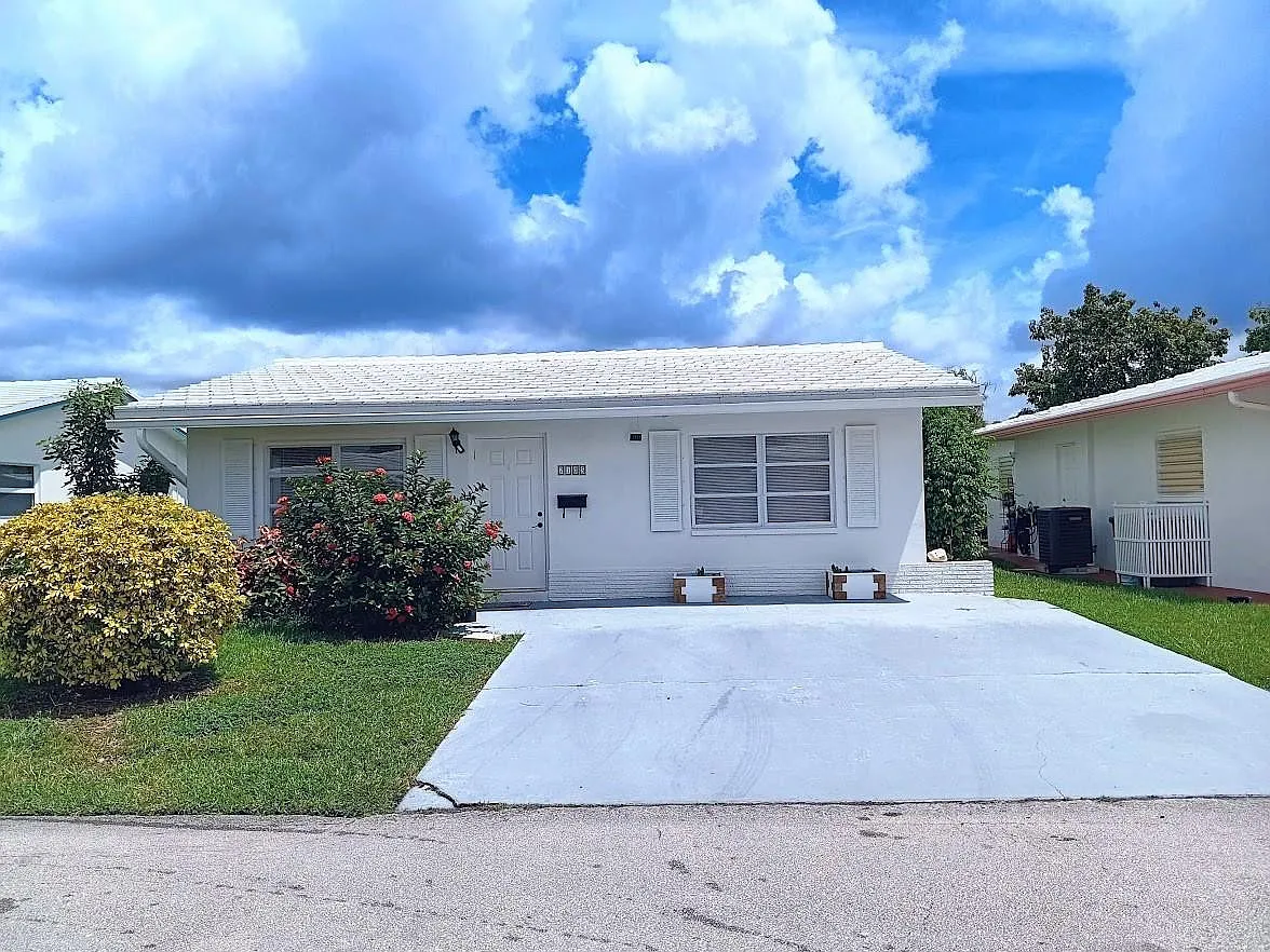 2 bed, 1.0 bath, 864 sqft, $2,400 — Photo 1
