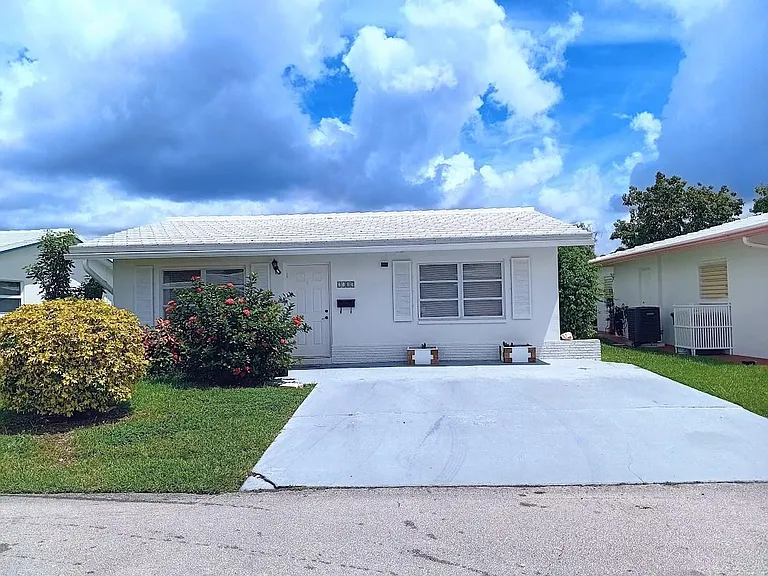 7105 NW 74th Pl — Photo 1