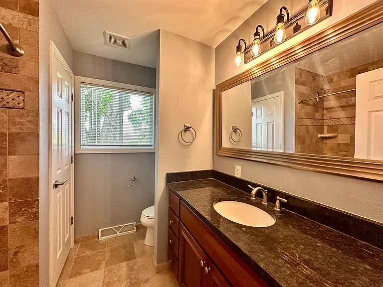 1010 Illinois St — Photo 3