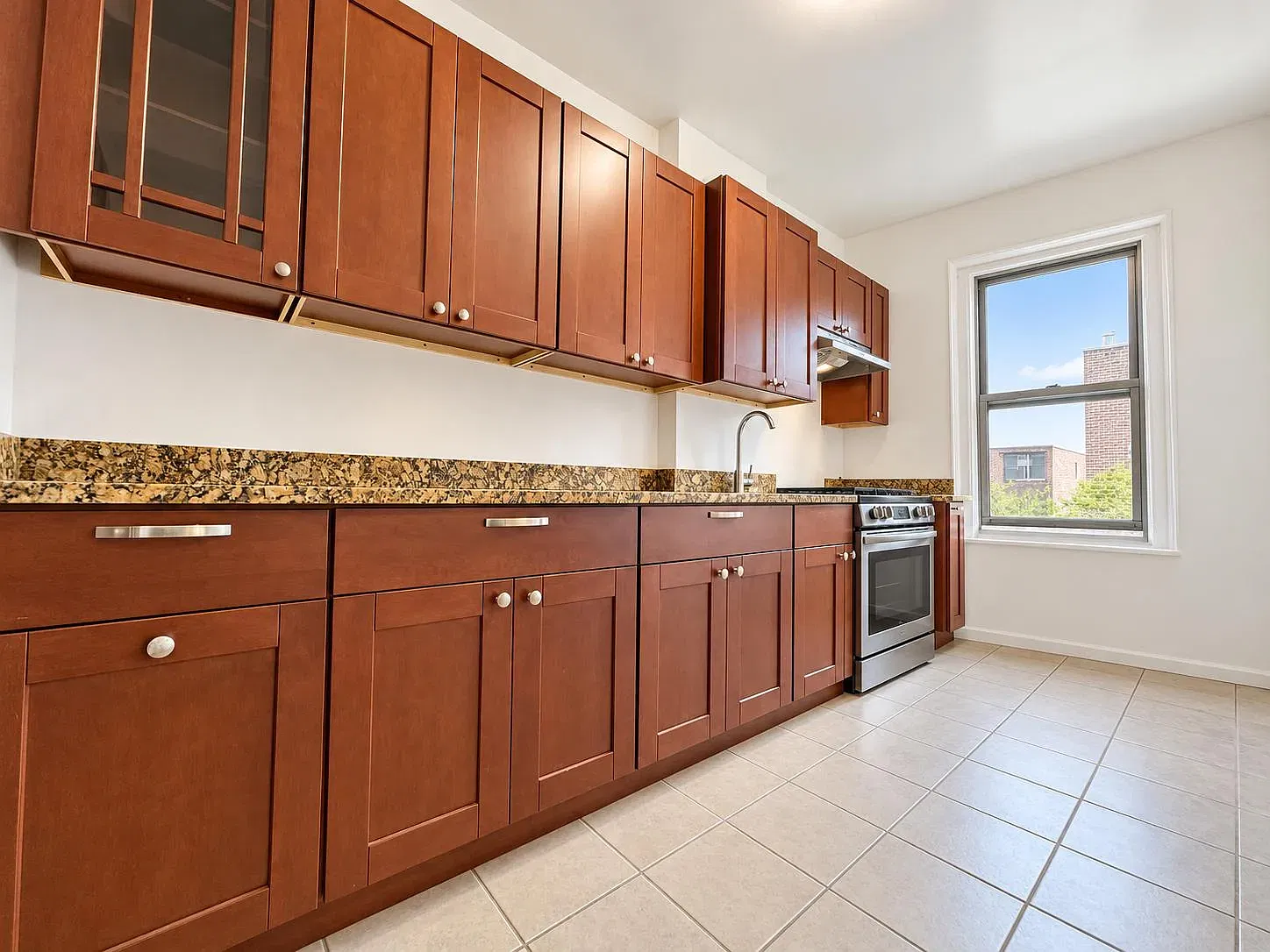 10 Park Terrace East — Photo 4