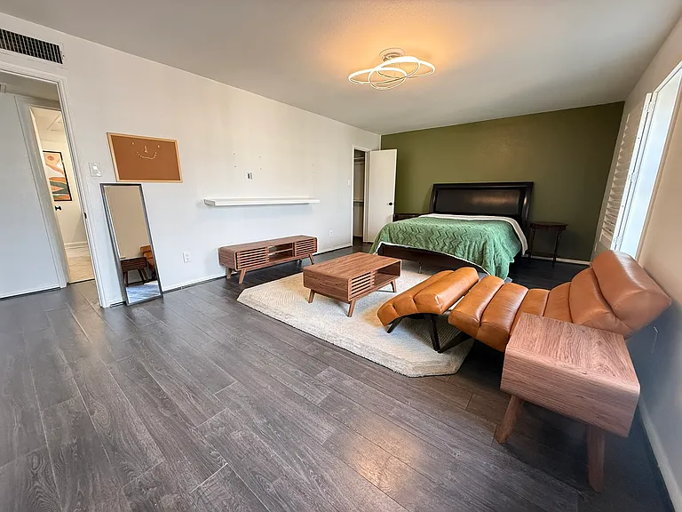 353 N Post Oak Ln #823 — Photo 9