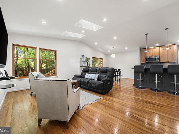 4th image of 8408 Brewster Dr