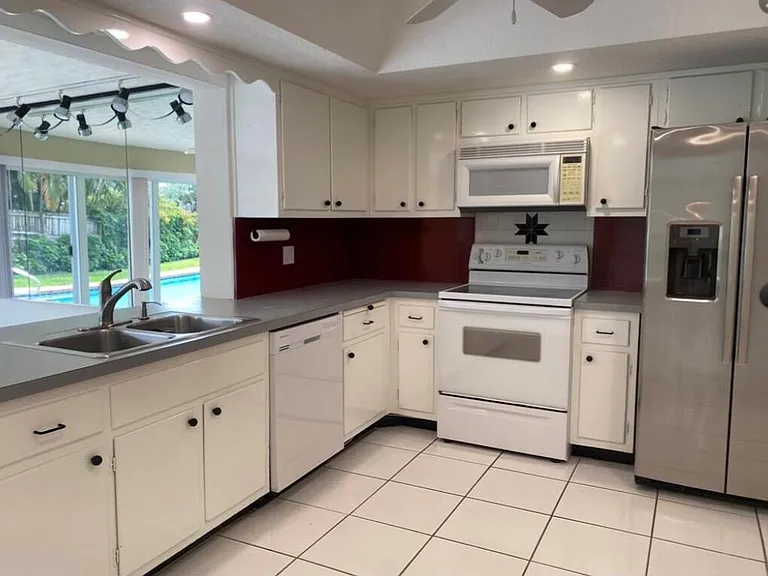 1230 SE 14th Dr — Photo 5