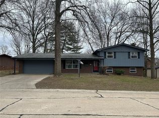 116 Twin Lake Dr, Swansea, IL
