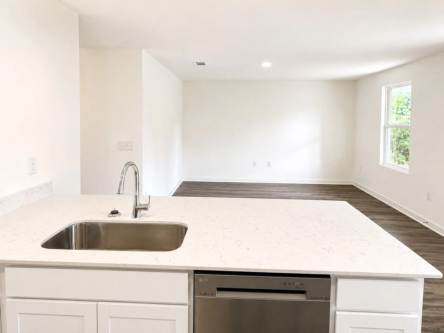 3 bed, 1114 sqft, $1,810 — Photo 3