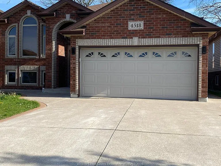 4518 Helsinki Cres — Photo 2