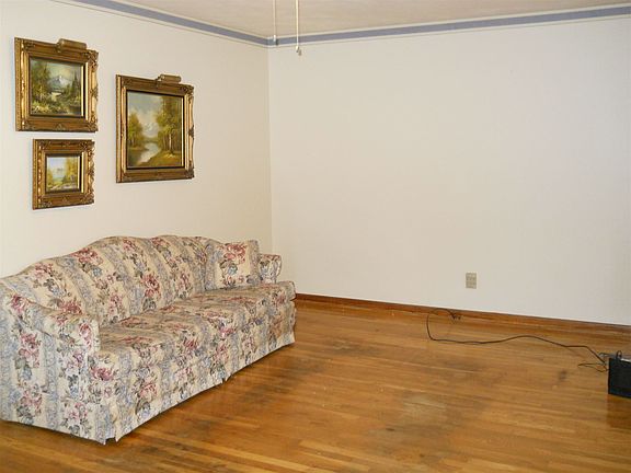 4th image of 804 Hilltop Ln