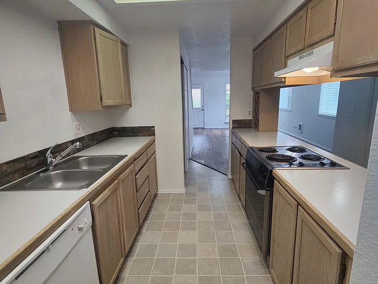 1109 Schurman Rd S — Photo 6