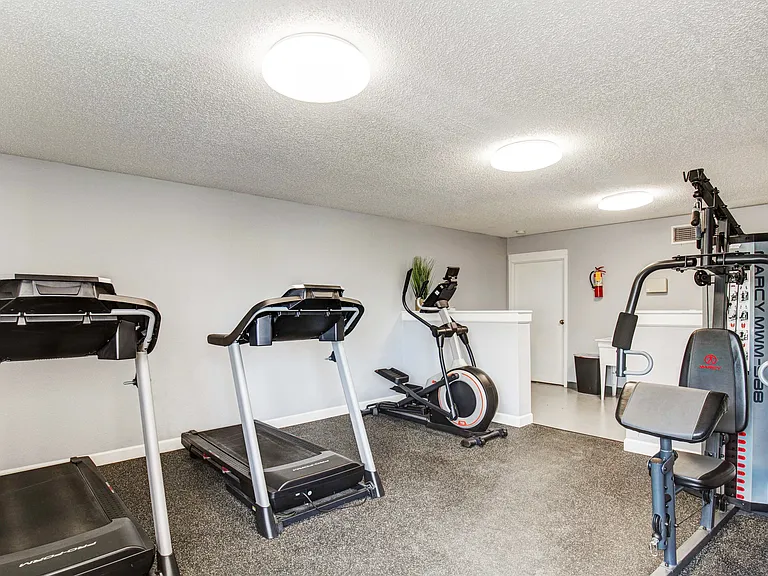 2420 Greenbriar Dr — Photo 21