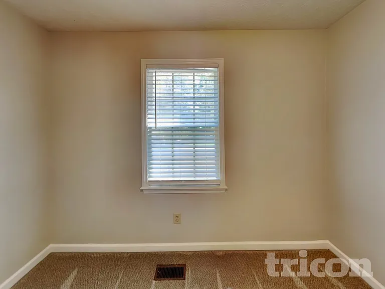 645 Dillon Dr — Photo 8