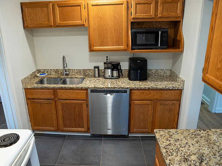 1585 N Columbia Pl — Photo 8