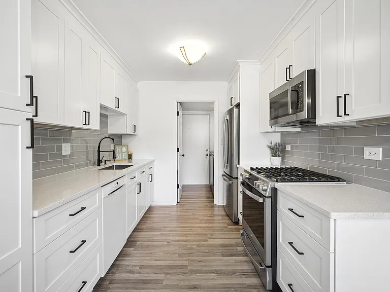 1321 Barclay Ln — Photo 3