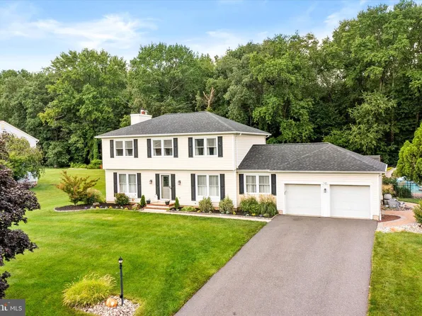 10 Timber Wolf Dr, Hamilton, NJ 08620