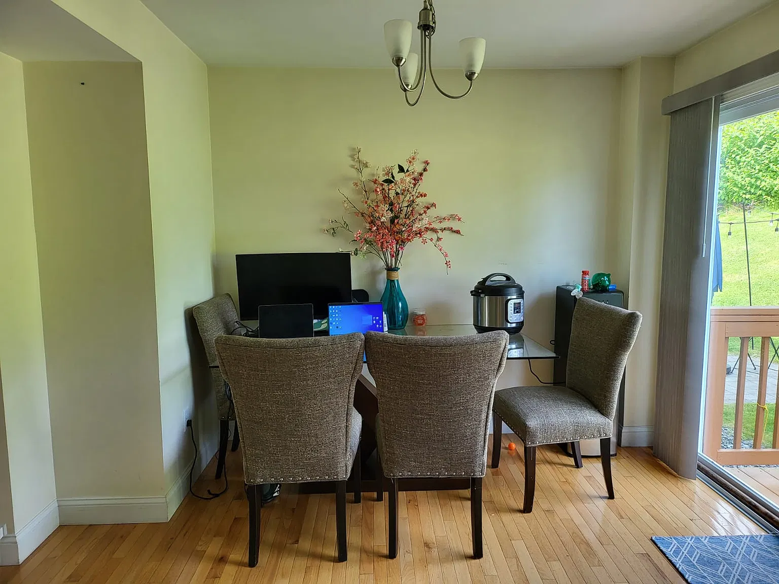 3 bed, 1.5 bath, 1300 sqft, $3,200 — Photo 1