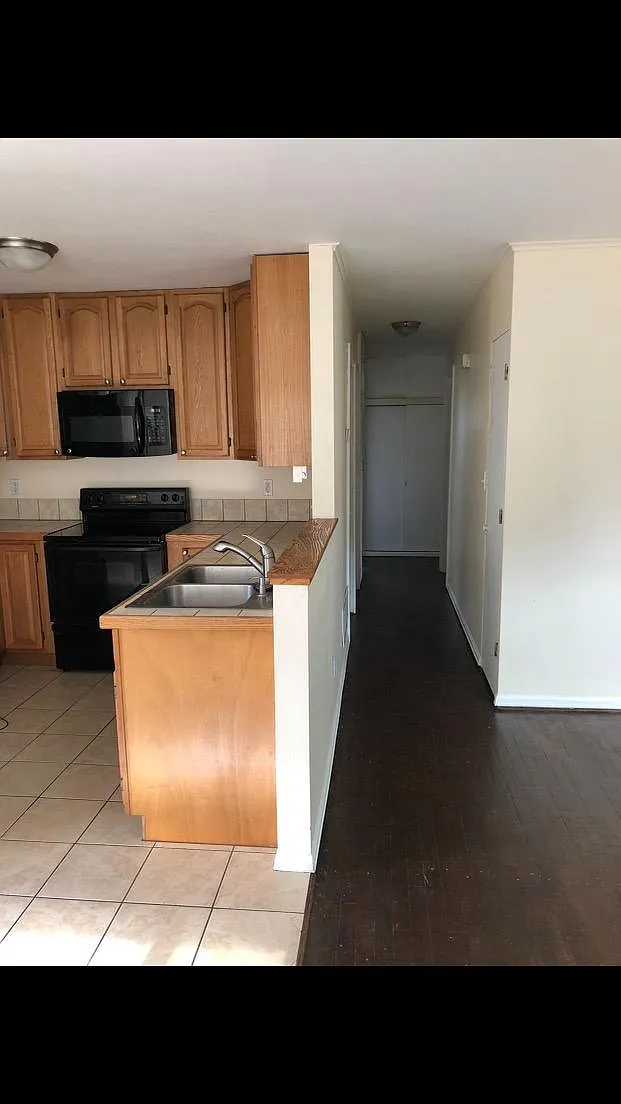 3 bed, 1007 sqft, $2,400 — Photo 3