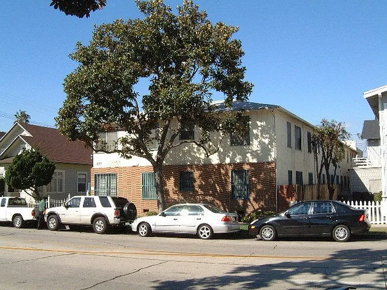 637 E 8th St — Photo 1