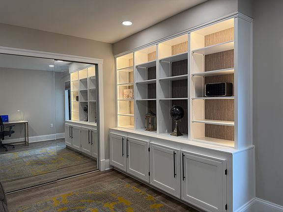 5th image of 2841 Windsor Dr APT 202