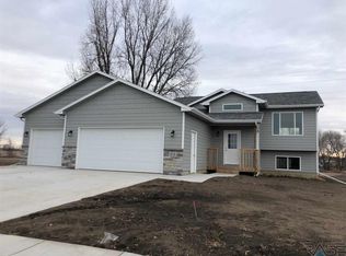 616 N Whitni Cir, Sioux Falls, SD 57107