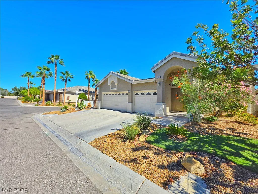 3 bed, 2.5 bath, 2360 sqft, $2,500 — Photo 2