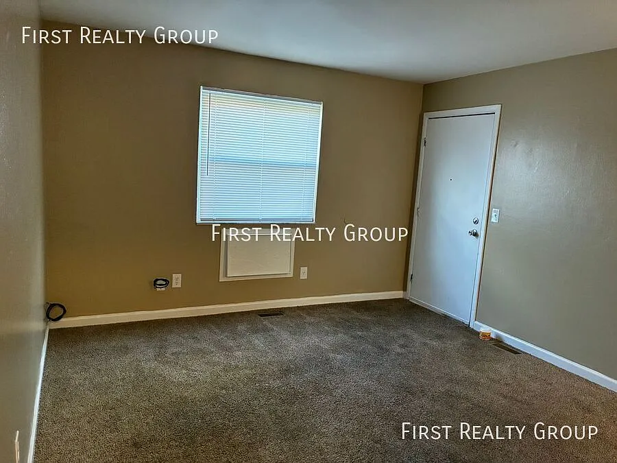 2 Bedroom Downstairs Apartment, Move in Ready! — Photo 4