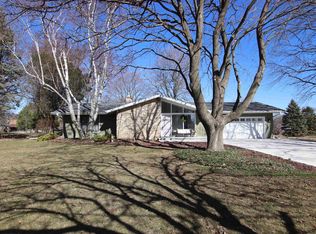 60 Sunnyhill Ave, Oshkosh, WI 54902