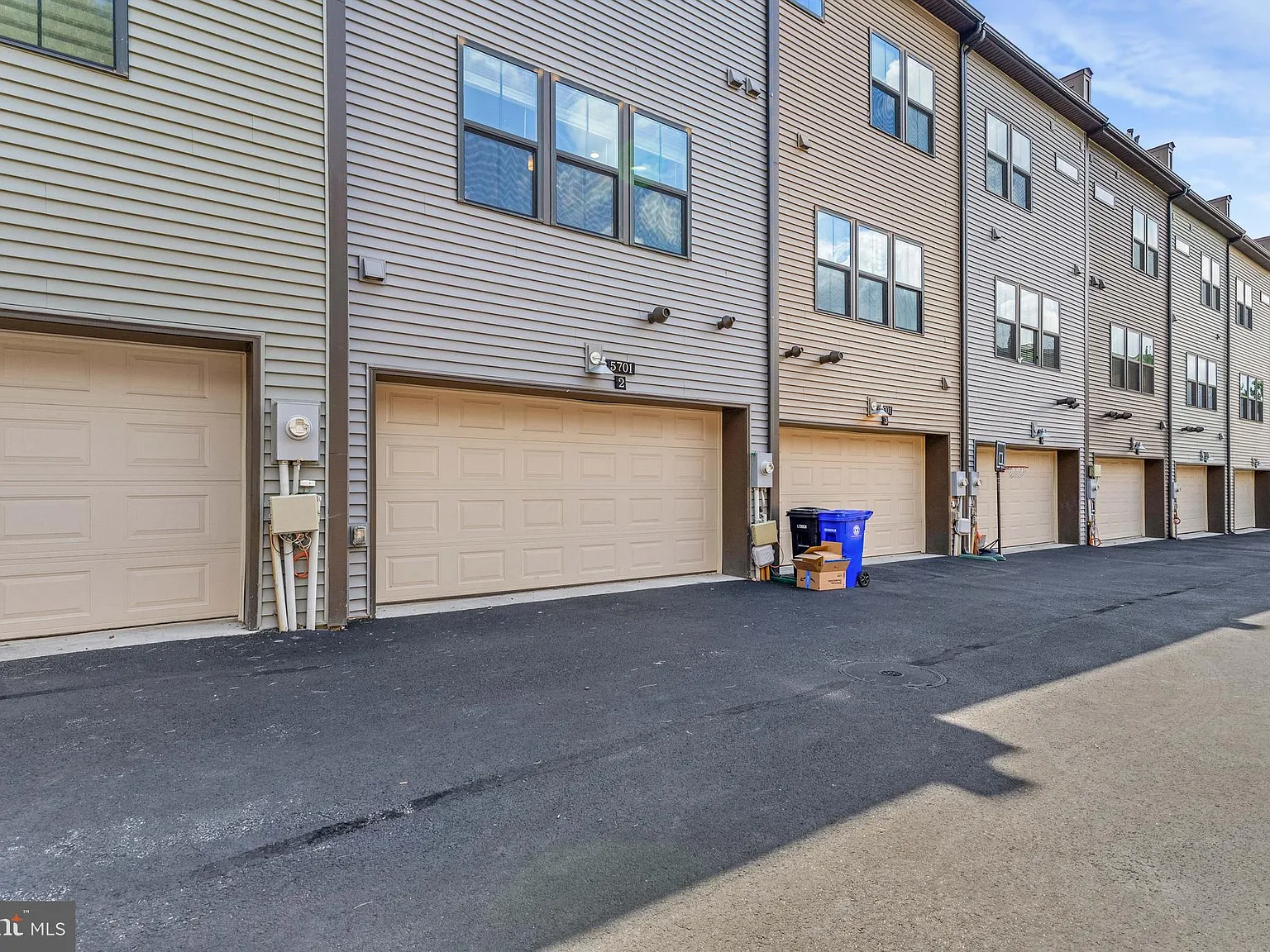 3 bed, 3.5 bath, 2400 sqft, $5,100 — Photo 4