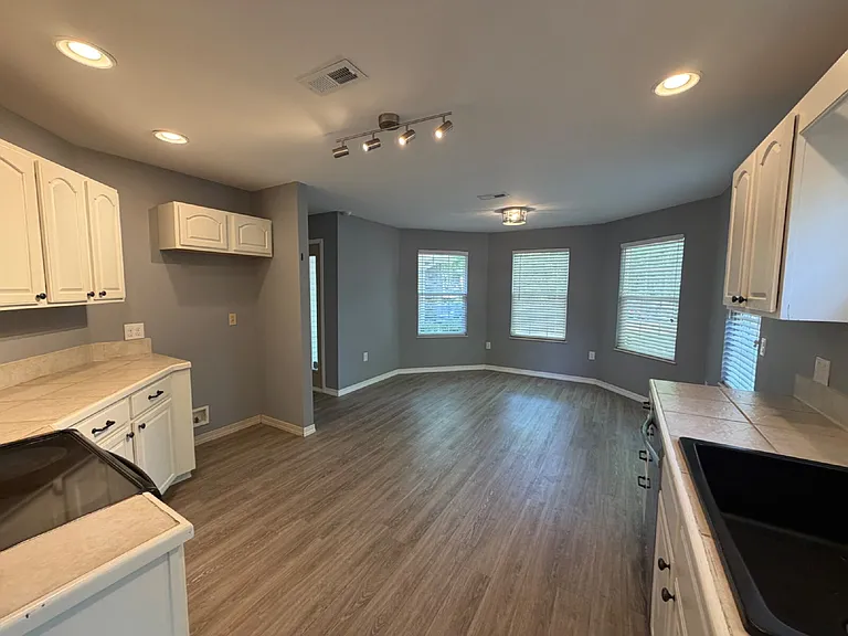 1270 Skyview Dr — Photo 8