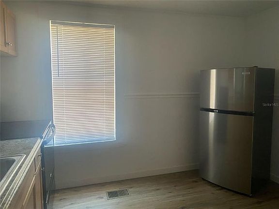 2nd image of 1212 Brack St