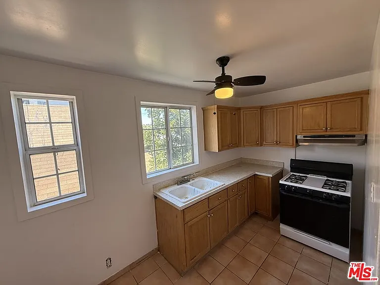 324 Douglas St — Photo 3