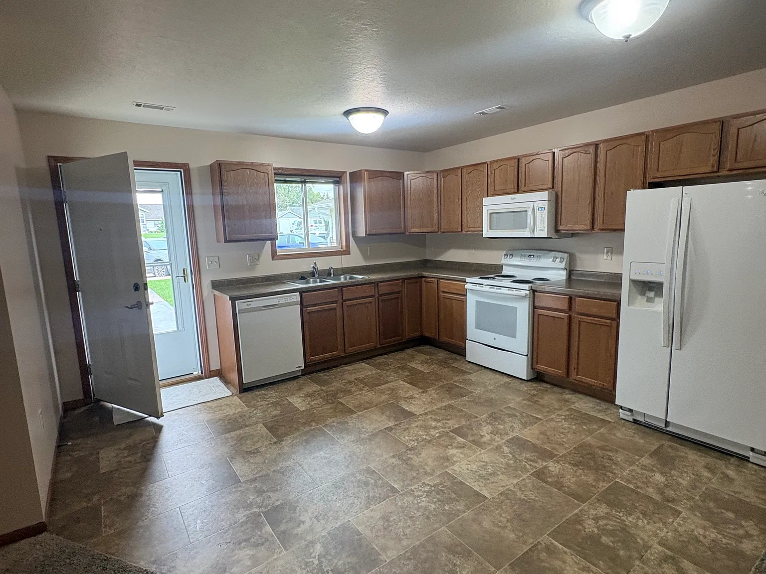 3 bed, 1350 sqft, $1,190 — Photo 4