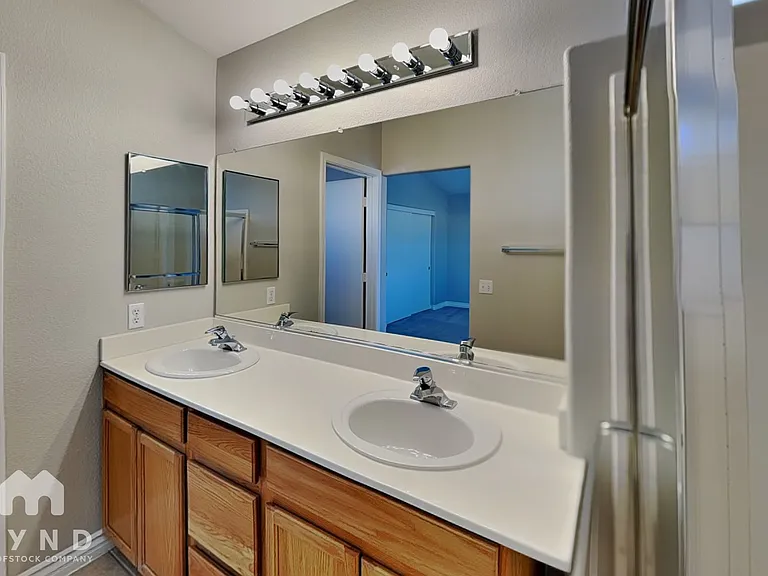 695 Emerald City Ave — Photo 9